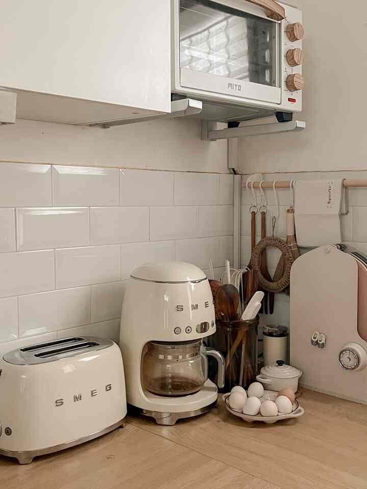 Peralatan kecil di rumah saya #smeg #ikea #acttokeyboard #homeoffice #homestagram #interiorrumah