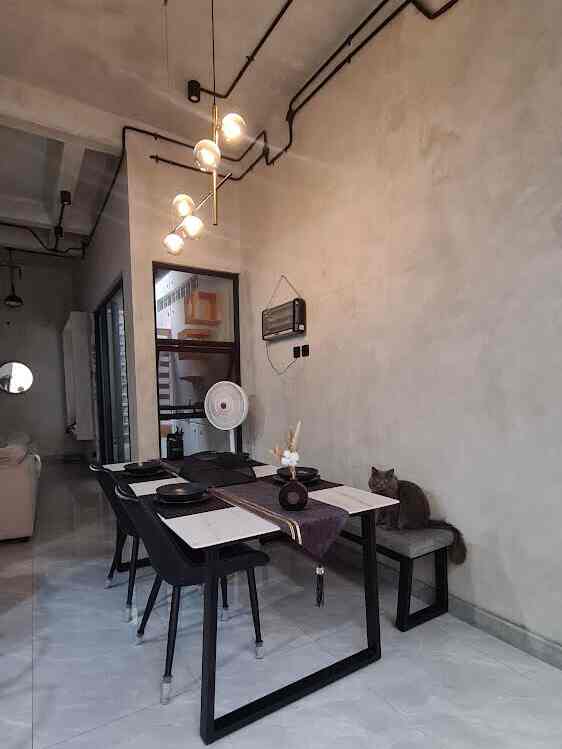Meja makan yg terinspirasi dr salah satu toko furniture terkenal yg harganya bikin terkesima.
Untungnya masih ada sisa quadra dr top table dapur, akhirnya minta dipotong sesuai ukuran meja makan, trs pesen ke tukang untuk dibuatkan kaki & juga bench nya, lalu beli 2 kursi makan di toko furniture yg skrg sdh diskontinue.
Alhamdulillah sesuai harapan dgn budget minimalis..

#diningroom #monochrome #industrial #industrialdesign #ruangmakan #diningtable  #minimalist