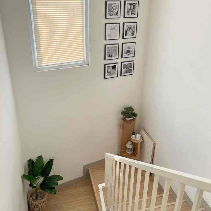 Spot favoritku di rumah 🤎🤎 Area tangga jadi sumber cahaya di rumah ini karena ada jendela panjang yg kalau pagi bergelimang sinar matahari  🌞🌞

#japandi #rumahdengananak-anak #tangerang #dekortangga #areatangga #homedecor