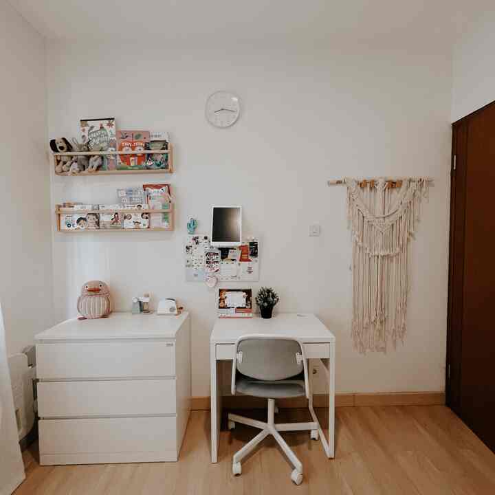 
Kamar anak yang merangkap ruang kerjaku saat ini.
Yaps, karna belum berfungsi sepenuhnya, kamar anak ini memang berbagi dengan ruang kerjaku.
Tetap menggunakan warna tone yang sama untuk menyamakan konsep meja kerja yang ada dikamar inipun dipilih warna putih dengan tambahan kursi beraksen abu-abu.
Abu-abu, putih dan kekayuan adalah kami ❤️


#japandi #homedecorinspo #roomdecorinspo #aesthetichomedecor #scandinavian #minimalistdecor #rumahminimalist #openspacehomedecor #minimalist #tinyhome #customfurniture #customkitchenset #customjapandi #80m2  
#openshelves #rumahcluster #rumahdeveloper #jaktim #decorlowbudget #rumahmungil #livewithkids #selfinterior #selfrenovation #selfmakeover  #rumahtanpaarsitek #aestheticroom #aesthetichomedecor #homestyling #kitchenstyling #kitchendecorideas #kitchenmakeover #LowBudgetKitchen #LowBudgetKitchenMakeover #LowBudgetKitchenInspiration #decorativeitems #roomdecor #homestyling #DekorasiKamarAnak #InspirasiKamaranak #KidsRoomStyling #Ruangkerja #WorkingSpaceMinimalis 