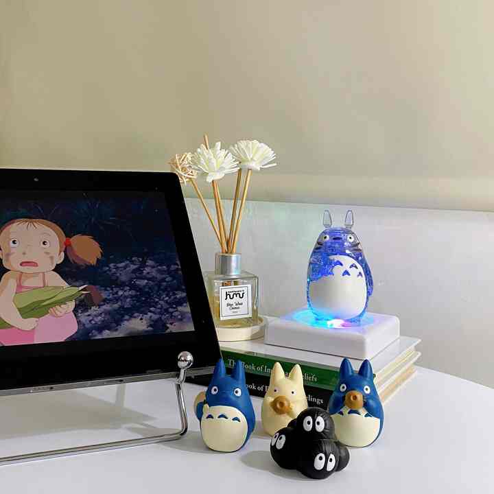 Koleksi gambar dan kartu pos baru saya dari Studio Ghibli 🌱

#myhomejourney #ceritarumahku #lenovo #Ghiblifigures #Animefigures #Ghibli #StandingIpad #Mejalipat #Totoro #minimalism