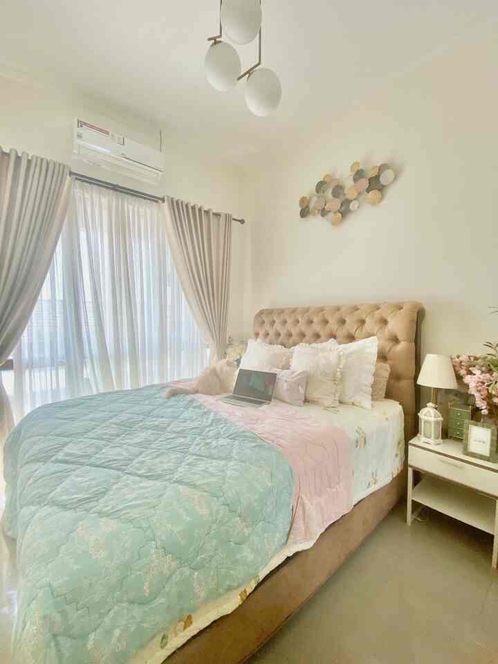 hai tetangga online,
ini adalah penampakan kamar utama di rumah kami. psti ga asing karena sering muncul hehehe buat aku untuk menciptakan kamar yg nyaman versi aku itu tetap dengan sentuhan warna ya terutama warna putih cream pink hijau mint dan gold, untuk headboard aku pilih bahan suede, dan furniture seperti sideboard dr ikea 


#cozybedroom #dekorasikamartidur #inspirasikamartidur #bedroominspiration #cozyvibes