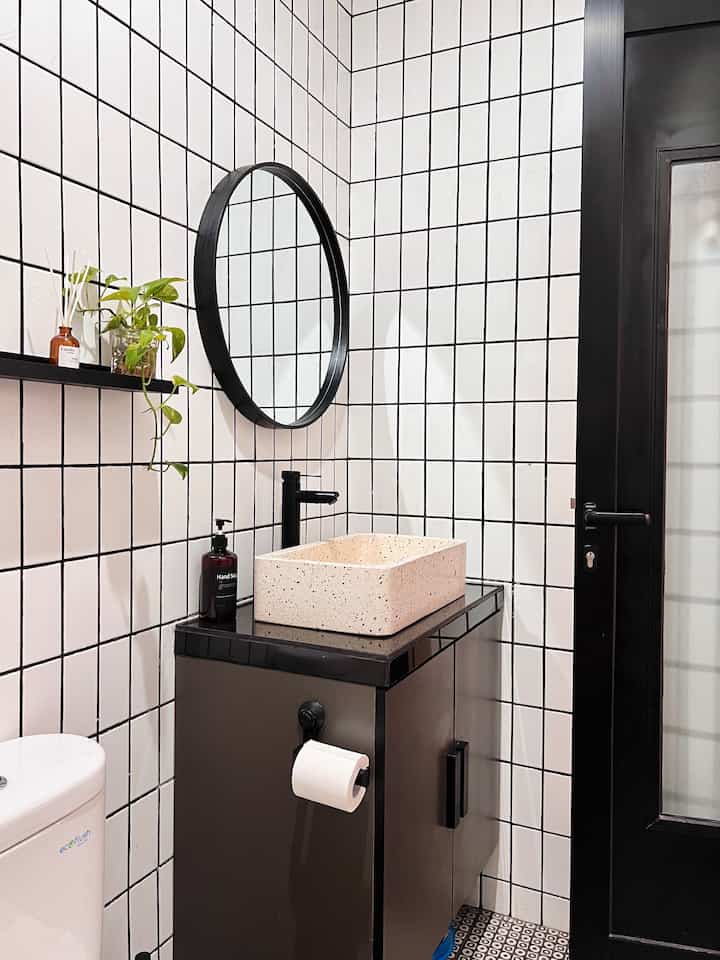 Black and white gak pernah salah setuju gaksih? 
Kamar mandi dirumahku ini nuansa nya sama semua gak lain dari hitam dan putih dengan westafel teraso dan kabinet yang simple.. menurutku cukup 🖤

#bathroom
#paloma
#kaihouz
#rumahmonokrom
