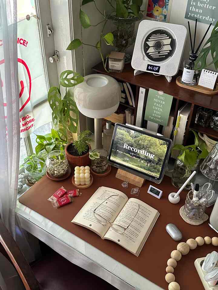 Dalam menata area meja kerja, aku berpatokan dengan gaya dekorasi mid-century. Seperti yang sudah pernah aku certikan pada post sebelumnya, pemilihan style ini karena memanfaatkan furniture yang ada. Sehingga, aku hanya perlu memulas dan menambah pernak-pernik yang sesuai.

Omong-omong, soal pernak-pernik, dalam pemilihannya yang aku utamakan adalah warna yang sesuai dengan tema. Kemudian disusul dengan keunikan dari bentuk. Tapi, yang utama jelas masalah fungsionalnya.

#midcentury #desksetup #desktop #homedecor #selfdecor