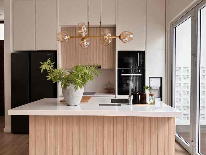 Jadi hampir 85% furniture di 3nd.house custom. Contohnya seperti dapur bersih dan meja island ini. Aku mencari referensi desain dapur dari pinterest, lalu kuberikan pada arsitek interiorku agar dia mendesainkan yang mirip dengan gambar di pinterest. Alhasil aku suka dengan desain dan hasil buatan nya 😍🩷

Aku lebih memilih custom karena ingin serasi dan tidak banyak warna, aku suka dengan warna  yang senada untuk interior dirumahku. Memilih furniture custom akan lebih tahan lama karena aku bisa memilih/request untuk memakan bahan yang bagus dan berkualitas.

#customfurniture #DIYfurniture #personalizedfurniture #uniquefurniture
#scandinavian #japandi #japandiinterior #rumahmodern #rumahmasakini #livewithkids