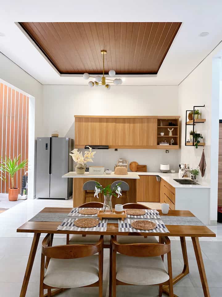 Color palette yang digunakan pada casa de kath mostly adalah warna2 natural (earth tone) seperti coklat kayu, beige, putih, hitam dan tambahan warna hijau dari dekorasi ruangan berupa tanaman artificial. Kami memilih warna “aman” ini karena lebih mudah di padu padan #rumahminimalis #japandi #depok #bringcolorstomyhome #homecolorpalette #homeColorDesign
