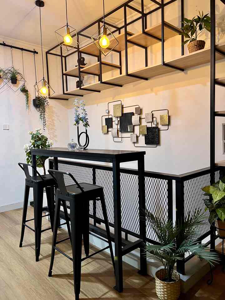 Ruangan yg menjadi satu dengan ruang keluarga. Sebuah meja memanjang di samping railing tangga dengan 2 buah kursi bar berwana hitam. Tempat yang lumayan nyaman untuk sekedar menghabiskan waktu.

#ruangsantai #industrial #tempatngopi #mejabarrumah #mejaindustrial #sekitartangga #idedekorasirumah