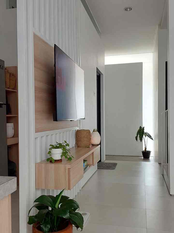 Dalam pembangunannya, rumah ini menggunakan jasa Arsitek dan Kontraktor. Keputusan ini kami ambil supaya design dan pembangunan dikerjakan oleh orang yang benar-benar ahli di bidangnya.

Rumah ini akan kami jadikan tempat tinggal dalam waktu yang lama sehingga fungsi dan design nya diharapkan dapat memenuhi kebutuhan kami.

Jasa Arsitek dan Kontraktor serta interior yang kami gunakan adalah Tiang Design. Sejak awal membicarakan design dan membuat list kebutuhan, kami sudah merasa cocok.

Membahas tentang pembangunan rumah dengan ahli menjadi pengalaman baru bagi kami. Hal-hal yang menjadi wishlists kami ternyata banyak yang tidak ideal untuk ada di rumah yang kami butuhkan. Contohnya adalah instalasi skylight di atas meja makan. Awalnya itu adalah salah satu wishlist kami, karena rasanya akan aesthetic. tapi arsitek mengingatkan bahwa matahari akan terlalu panas dan rasanya akan seperti makan di tengah lapangan bola di siang hari.

Selain itu banyak insight tentang rumah yang kami dapat karena bekerjasama dengan ahli.

Renovasi berjalan dengan baik dan lancar. Kami pun dapat menempati rumah baru tepat waktu. Dengan bekerjasama dengan ahli, kami merasa telah mengeliminasi kesalahan-kesalahan yang tidak perlu sehingga pekerjaan menjadi lebih efisien karena segalanya dihitung dan direncanakan dengan baik.

#bangunrumah #renovasirumah #arsitekrumah #interiorrumah #jasakontraktor