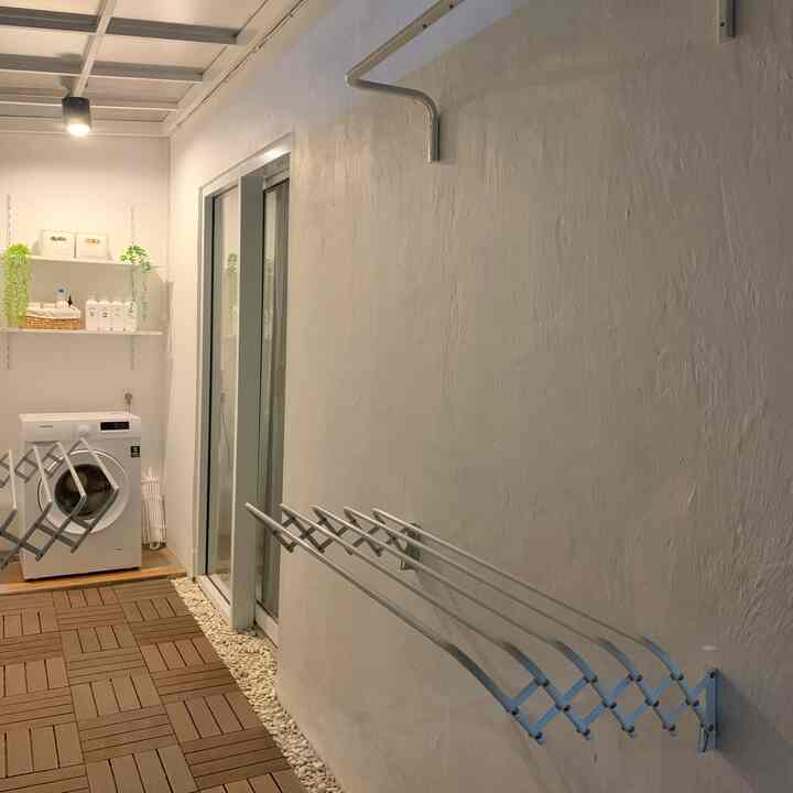 Karena konsep rumah itu minimalis x scandinavian, maka dari itu kami selalu mencari barang-barang yang sesuai saat mengisi maupun mendekor. Contohnya di area laundry, kita pakai lantai decktile berbahan WPC. Selain aman dan awet lantai wpc motif kayu ini looks nya natural, masuk dengan konsep rumah.

Karena minimalis kita pakai item dekorasi yang minim juga. Hanya kita beri daun juntai artificial untuk memberi warna cerah dan agar menghidupkan suasana. Pemilihan storage berwarna putih kombinasi cokelat seperti storage bahan eceng gondok pun jadi hal wajib.

Semua barang dekoratif ini kami dapatkan secara langsung di toko perlengkapan rumah dan juga online dengan harga yang terjangkau. Silahkan tap foto untuk mendapatkan link detail produk dan juga harganya ya! 😊


#decorativeitems
#homestyling #roomstyling
#homedecor #roomdecor
