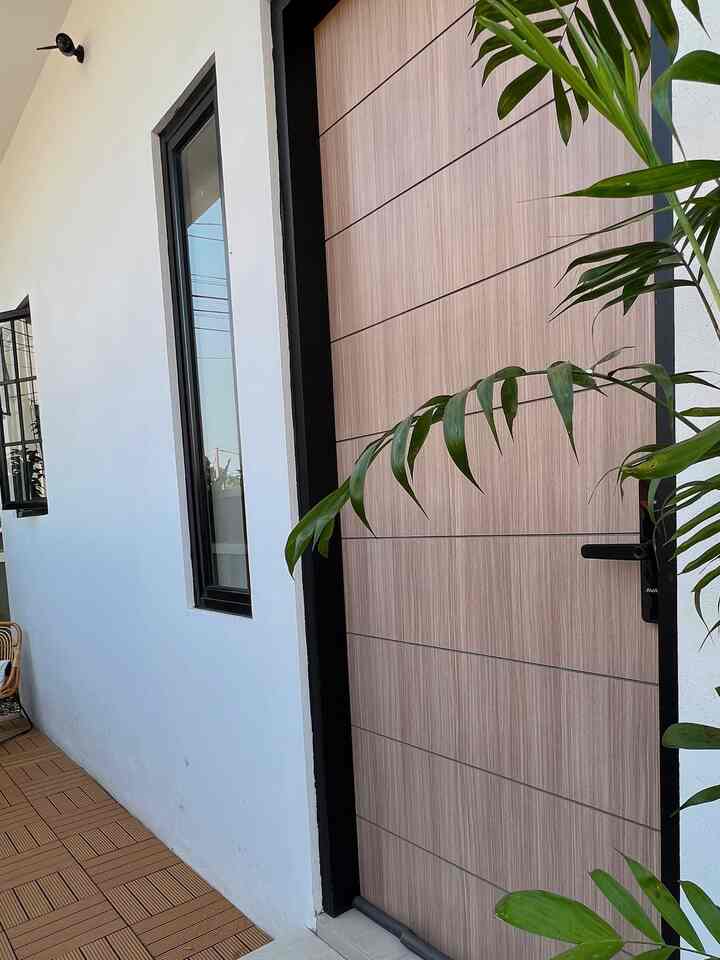 Ngomongin tentang color palette dirumah ini, lebih dominan ke warna putih yg mana putih karena putih lebih netral dan masuk dengan warna apa aja.

dan plus nya menggunakan cat warna putih rumah terlihat lebih luas, dan clean. 
minus nya cat putih ini ya pastinya gampang kotor.
jadi harus tetep di cat ulang ya mungkin 1x setahun kali ya. 

selain putih dirumah ini ada aksen hitam, warna kayu, dan abu. 


#BringColorToMyHome
#HomeColorPalette 
#HomeColorDesign 
#InspirasiRumah 
#RumahDeveloperRenovSendiri 