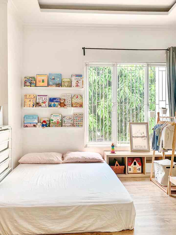 dekorasi kamar anak warna putih dan kayu..

Saya memiliki 2 anak: laki-laki dan perempuan. Mendekorasi kamar anak agar tone warnanya sesuai memang cukup menantang, jadi saya lebih memilih warna netral agar mudah dipadukan dengan warna cerah dari mainan dan buku anak. Saya pilih yang ukuran 160x200 cm, semoga kamar ini bisa ditempati sampai anak besar nanti, kalaupun ada teman yang mau menginap tidak bingung lagi. Saya menggunakan lantai spc agar terlihat lebih hangat, dan lebih aman bagi anak-anak jika terjatuh dan dapat mengurangi dampaknya. Semoga menginspirasi..

#KidsRoomDecoration #InspirasiKamarAnak #KidsRoomStyling #kamaranaklowbudget #kamaranaksederhana #kidsroomidea #kamarbermain