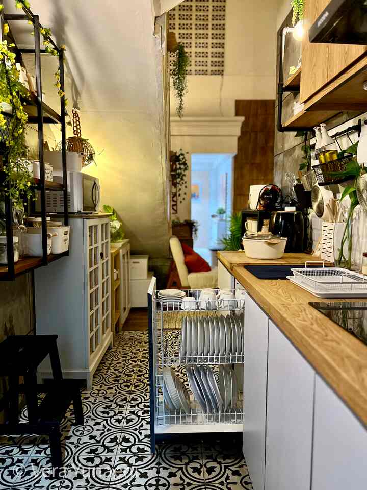 𝗦𝗢𝗨𝗟

𝗠𝘂𝗻𝗴𝗸𝗶𝗻 𝘆𝗮𝗻𝗴 𝘀𝘂𝗱𝗮𝗵 𝗳𝗼𝗹𝗹𝗼𝘄 𝗜𝗚 𝗮𝗸𝘂 𝘀𝗲 𝗷𝗮𝗸 𝟮𝟬𝟮𝟬 𝘁𝗮𝗵𝘂 𝗯𝗴𝘁𝘀 𝗸𝗮𝗹𝗮𝘂 𝘆𝗮𝗻𝗴 𝗺𝗲𝗻𝗷𝗮𝗱 𝗶 𝘀𝗼𝘂𝗹 𝗮𝘁𝗮𝘂 𝗶𝗱𝗲𝗻𝘁𝗶𝘁𝗮𝘀 𝗿𝘂𝗺𝗮𝗵𝗸𝘂 “ 𝗮𝗽𝘂𝗿”. 𝗞𝗮𝗿𝗲𝗻𝗮 𝗺𝗲𝗺𝗮𝗻𝗴 𝗽𝗲𝗿𝘁𝗮𝗺𝗮 𝘁𝗲𝗿𝗹𝗶𝗵𝗮𝘁 𝗸𝗲 𝘁𝗶𝗸𝗮 𝗱𝗶𝗿𝗲𝗻𝗼𝘃𝗮𝘀𝗶 𝗸𝗲𝗰𝗶𝗹 𝗮𝗱𝗮𝗹𝗮𝗵 𝗮𝗿𝗲𝗮 𝗱 𝗮𝗽𝘂𝗿 (𝗰𝗲𝗸 𝗯𝗲𝗳𝗼𝗿𝗲 𝗱𝗶 𝘀𝗹𝗶𝗱𝗲 𝘁𝗲𝗿𝗮𝗸𝗵𝗶𝗿 𝘆 🫣😁). 𝗥𝘂𝗺𝗮𝗵 𝗹𝗮𝘄𝗮𝘀𝗸𝘂 𝗶𝗻𝗶 𝗯𝗶𝘀𝗮 𝗱𝗶𝗯𝗶lang 𝗜𝗻𝗱𝘂𝘀𝘁 𝗿𝗶𝗮𝗹 𝘃𝗶𝗻𝘁𝗮𝗴𝗲 𝗵𝗮𝗵𝗮𝗵𝗮. 𝗣𝗲𝗻𝗴𝗲𝗻 𝗮𝗱𝗮 𝗶𝗻𝗱𝘂𝘀𝘁𝗿𝗶𝗮𝗹 𝗻𝘆𝗮 𝘁𝗮𝗽𝗶 𝗽𝗲𝗻 𝗴𝗲𝗻 𝗮𝗱𝗮 𝘃𝗶𝗻𝘁𝗮𝗴𝗲 𝗻𝘆𝗮 𝗷𝘂𝗴𝗮, 𝗻𝗮𝗵 𝗷𝗮𝗱𝗶 𝗯𝗲 I 𝟭.8 𝗻𝗱𝗶𝗻𝗮𝘃𝗶𝗮𝗻, and because 𝗽𝗲𝗻𝗴𝗲𝗻 𝗮𝗴𝗮𝗸 𝘃𝗶𝗻𝘁𝗮𝗴𝗲, 𝗮𝗸𝘂 𝘁𝗲𝗺𝗽𝗲𝗹𝗶𝗻 𝘄𝗲𝗯𝗶𝗻𝗴 𝗿𝗼𝘁𝗮𝗻 𝗯𝗮𝗴𝗶𝗮𝗻 𝗱𝗮𝗹𝗮𝗺 𝗻𝘆𝗮, 𝘀𝗲𝗵𝗶𝗻𝗴𝗴𝗮 𝗸𝗮𝗹𝗮𝘂 𝗱𝗶𝗹𝗶𝗵𝗮𝘁 𝗱𝗮𝗿𝗶 𝗹𝘂𝗮𝗿 𝗯𝗮𝗴𝗶𝗮𝗻 𝗱𝗮𝗹𝗮𝗺 𝗹𝗲𝗺𝗮𝗿𝗶 𝘁𝗲𝗿𝘁 𝘂𝘁𝘂p 𝘄𝗲𝗯𝗶𝗻𝗴 𝗿𝗼𝘁𝗮𝗻 (𝘀𝗹𝗶𝗱𝗲 𝗸𝗲-𝟴). 𝗠𝗼𝗴𝗮 𝗺𝗲𝗻𝗴𝗶𝗻𝘀𝗽𝗶𝗿𝗮𝘀𝗶 𝘆𝗮 😍😍
.
#myhomejourney #ceritarumahku #myfavoriteroom #ifurnholic #lemaridisplay #drawerorganizer #casserole #frypan #carote #tegelkunci #kitchen #kitchenstuff #cangkirteh #cangkirmug #cangkirkopi #piringcantik #piringkeramik