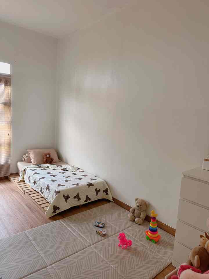 Hallo dari kamar anak kami ~ 
Sejujurnya anak kami masih tidur bareng kami-ortunya, tapi kami sediakan kamar ini untuk tempatnya bermain sekaligus kamar tamu, jika ada tamu yang nginap (meski sangat jarang). Oleh karena itu, dekorasi di kamar ini dibuat simpel dan menggunakan warna netral aja.
Mungkin nanti akan didekor ulang saat anaknya udah tidur sendiri, sesuai tema yang disukainya.

Barang atau item dekoratif favorite ku di kamar ini adalah bear blanketnya yang bisa masuk untuk segala usia. 
Selain itu, playmat yang aku gunakan ini empuk dan hemat tempat saat dilipat/disimpan ketika sedang tidak digunakan. Biasanya kalo anaknya udah tidur, aku lipat playmatnya.
Juga troli tempat aku meletakkan mainan favorite anakku, jadi praktis kalo anaknya mau main di tempat lain, tinggal dorong aja.

Namanya kamar dan ruang bermain anak, tentunya ga akan bisa selalu rapi ya bund, jadi memang harus rutin kita rapikan setelah anak selesai bermain, jangan lupa gunakan playmat agar anak semakin nyaman saat bermain. 

#DekorasiKamarAnak
#InspirasiKamarAnak
#KidsRoomStyling