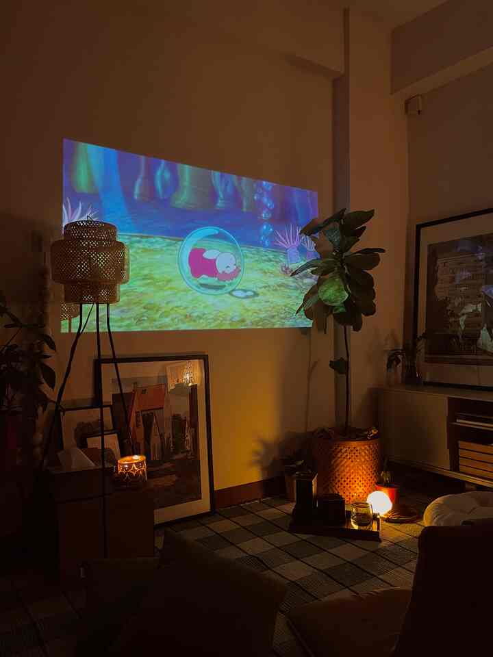 Malam menonton film menjadi lebih baik dengan pengaturan baru - proyektor! Serasa berada di bioskop, namun dengan segala kenyamanan rumah. 🎬🎞️
 #liveslowly
#ruang tamu #movienight #nightvibes #apartmentdecor #tinyapartment #selasarapt #ruangtamuestetik