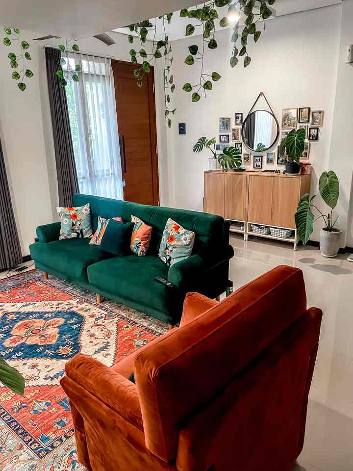 Menurutku, ruang paling aesthetic di @diembumi adalah living room favorite kami. Ruangan ini menggunakan banyak sekali tanaman indoor yang segar juga dipadukan dengan warna interior kami yang colorblocking dan nuansa kayu, sehingga perpaduan secara keseluruhan sangat pas untuk kami. Tentunya kami ingin menciptakan suasana yang nyaman dan juga hijau. 

Kami sangat suka ruangan ini karena ruangan ini merupakan tempat kami melakukan aktifitas bersama. Seperti nonton dan bercerita. Kira-kira perlu apa lagi yaahh di ruangan ini? Hehehe
#aestheticroom #aestheticroomdecor #homestyling

#aestheticroom 
#aesthetichomedecor
 #homestyling #livingroom #homedecoinspo #bohemian #plants #indoorplants #inspirasirumah #ruangtv #ruangkeluarga 