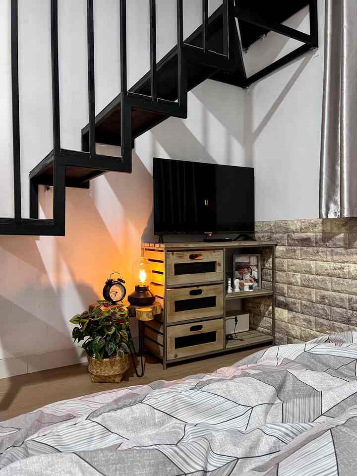 Area kamar tidur dibawah tangga mezzanine. Terdapat meja laci yg difungsikan untuk TV dan tempat charging. Sebuah lampu tidur berada di atas meja kecil yg terbuat dari akar pohon jati.

#omahekis #kamartidur #kamartidursederhana #raktv 