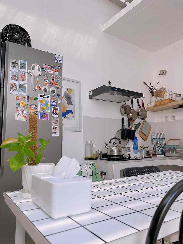 Berhubung kami baru saja pindah ke rumah ini dan proses mengisi masih on going, maka furniture kami masih berasal dari rumah yang lama. Salah satunya adalah meja kerja Adils Ikea yang kami sulap jadi meja makan karena sesuai budget dan ukuran yang kami perlukan. Namun seiring waktu, warna putihnya makin pudar dan berubah kekuningan. Dengan pertimbangan budget, maka kami melakukan DIY super mudah dengan melapisi meja menggunakan sticker wallpaper dinding murah meriah. Untuk meja size 120x60 cm ini, hanya membutuhkan 4 lembar sticker dan pemasangannya kurang dari 10 menit!. Murah, mudah dan kalau suatu saat bosan bisa dibongkar lagi. Ciao!♥️

#DIYfurniture #Personalizedfurniture #Uniquefurniture #Smallhome #tinyhouse #rumahcluster #modern #homedecorinspo #aesthetichomedecor 
