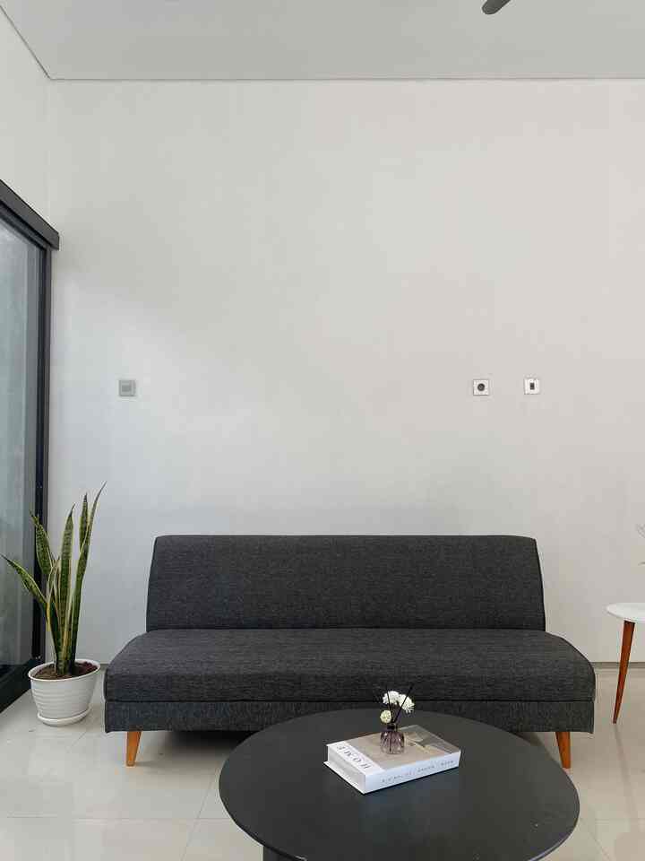 Kedatangan sofa bed, ini sebenernya untuk di ruang keja. Di foto dulu sebelum pindah ke ruang kerja, ternyata cocok juga di taruh di ruang tamu ❤️ #ruangtamu  #ruangtamuminimalis #minimalis #sofabed #sofareclining #jotun