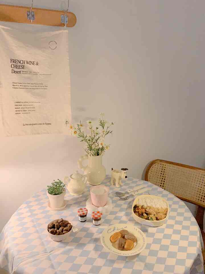 Makan malam dengan nuansa remang - remang 😆🤣


#tabledecor #homecafe #kitchen #dinner #koreanroom #koreandecor
