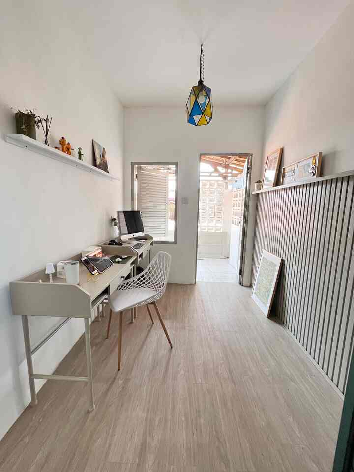 Ruang Kerja ini ukurannya 4,75m x 3,40m.
Tadinya ini kamar kosong yang dijadikan gudang. Akhirnya agar lebih bermanfaat dijadikan home office. Ruangan mungil ini kita bobok temboknya, supaya terlihat lebih luas.

#ruangmungil #homeoffice #ruangkerja #rumahminimalis #ruangbelajar #inspirasirumah #rumah #rumahantik 