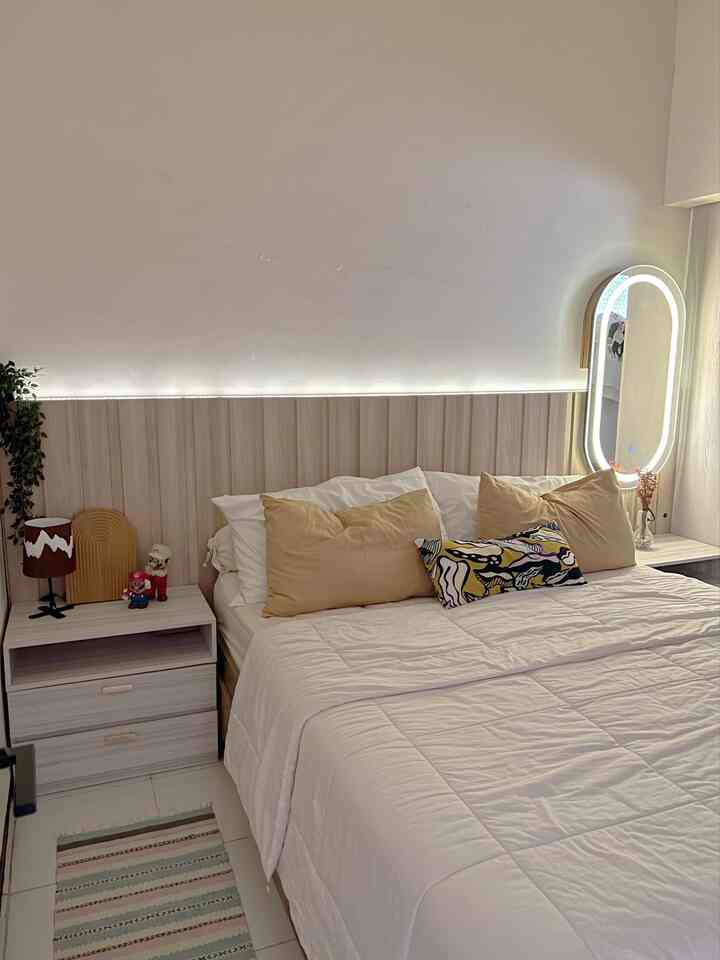 Master Bedroom 🪸
Kamar tidur dengan furniture essential yang dominan white & wood tone. Ada 2 bedsite table yang sengaja di buat secara custome untuk narok benda-benda kecil yang dominan barangku semua sih 😂
Pengen banget makeover bedroom, tapi untuk saat ini segini dulu aja deh 🙆🏻‍♀️

#BedroomDecoration
#BedroomInspiration
#BedroomStyling
