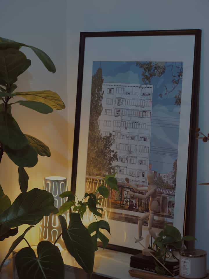 Ini adalah tempat peristirahatan yang sempurna setelah hari yang panjang. 🌃🕯️
#nightvibes #tinyapartment #selasarapt #digitalillustration #roomdecor #deskdecor #livealone