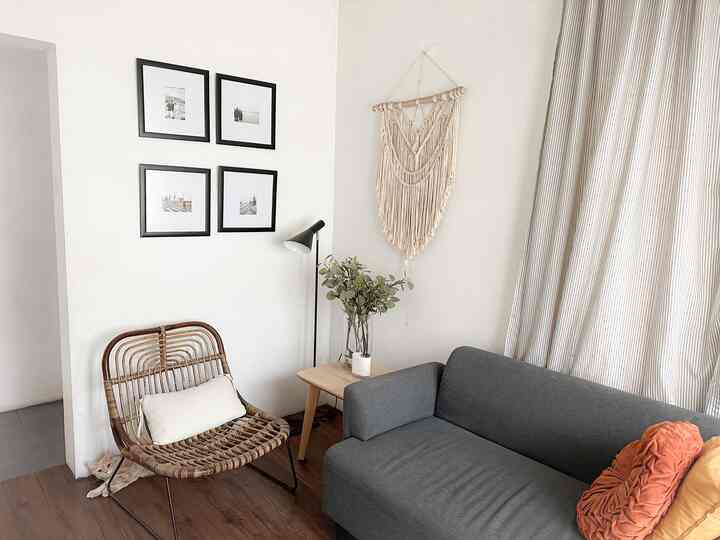 Welcome to our mini living room..
Size ruangannya sekitar 180x250,
Makeover yg dilakuin dsni hanya pasang lantai vynil biar suasana warm. Penataan furniture yg simple n minimalis khas scandinavian yg jd selling point di rumah lawas ini.
.
.
#scandinavianstyle #interiordesign #homeinspo #homedecor #livingroomstyling #livingroomdecor #livingroommakeover
