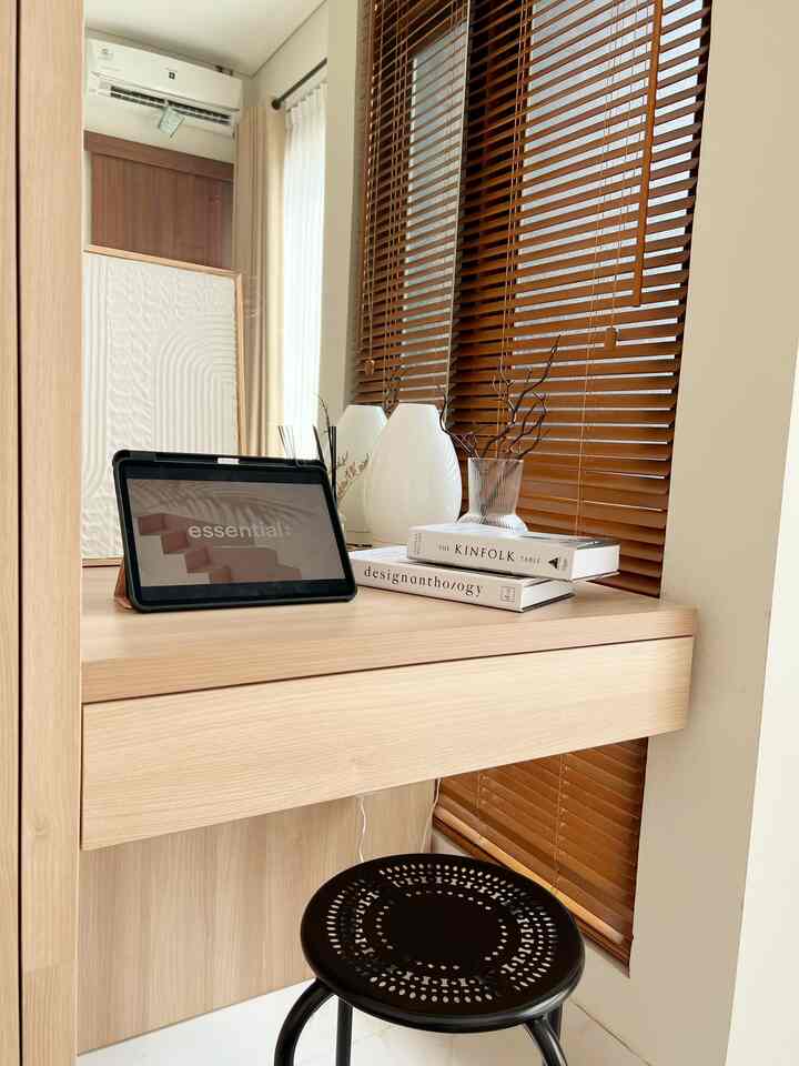 Home office sementara dirumah,, memanfaatkan custome furniture yang sudah ada jadilah tempat untuk kerja #homeoffice #workingspace #wood #ruangkerja #ruangbelajar #mejakerjaestetik #inspirasiruangan
