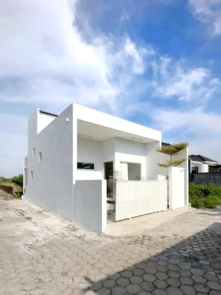 Storyline Angka House •
-
Alasan pertama ingin membangun rumah ini adalah berawal dari lokasi kavling strategis dan mudah akses jalannya menuju ke Kota. Lokasinya ditengah Kota namun suasananya masih sawah karena banyak tanah kavling yang belum dibangun.
-
Dari awal pembangunan sudah mempersiapkan konsep white minimalist dengan bentuk kubus. Karena disekitar rumah tidak ada bangunan berbentuk kotak jadi kita menginginkan yang berbeda dari tetangga sekitar.
-
Sedikit demi sedikit kita mendekor ruangan dengan bantuan referensi interior di sosial media dan mengaplikasikannya
-
Definisi rumah yang ideal buat kita adalah tempat untuk bertemunya segala kenyamanan dalam beraktivitas. Karena rumaj bagi kita tidak hanua untuk tidur, makan atau tempat singgah. Bisa jadi segala tempat yang kita sukai juga seperti membangun hobi dari rumah membuat aquarium air laut dan koleksi piringan hitam

#MyHomeStory #MyHomeJourney #HomeSweetHome #Minimalis #Bauhaus #Angkahouse #homestagram #rumahsimple #rumahkubus 