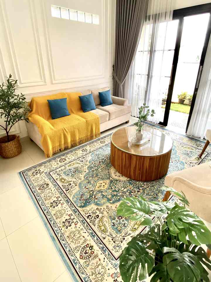 Hai tetangga.. kali ini aku mau bahas meja bulat yang ada di ruang tamu ku. Btw ini meja nya aku custom dari Jepara dengan tujuan menyeimbangkan warna finishing dari meja dengan tema rumah, serta besar meja menyesuaikan dengan luas ruangan sehingga tidak kekecilan ataupun kebesaran.

Detail : 
Tinggi 45cm
Diameter 90cm
Finishing Natural Teak
Untuk harganya 2.9jt belum termasuk kaca bulat ya.

Untuk teman2 yang mau custom meja seperti ini juga bisa banget! Size dan warna finishing bisa disesuaikan dengan tema rumah kita.

#customfurniture #personalizedfurniture #uniquefurniture #mejabulat #mejajati #mejatamu


