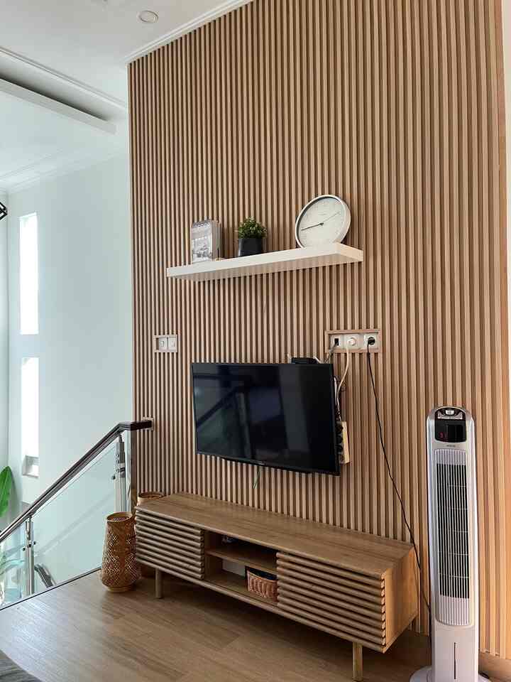 Ruang tv mungil di lantai dua.
Ruangan menonton televisi dengan luas 2x2.5 meter saja. 

#ruangtv #ruangnonton #wallpanel #ruangtvmungil #ruangkumpulkeluarga
