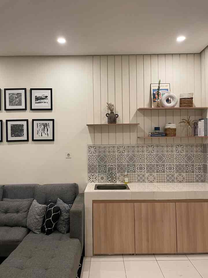 Percaya ga kalau dapur ini bikinnya cuma 3 juta aja? 

Dinding dapur belakangnya cuman pake sticker total 150rban, terus pake MDF wall biar jadi pembeda dapur dan ruang tamu, lalu dapurnya pake customade pintu untuk ditutup ajaa. Lalu ditambahin hiasan2 deh

#lownbudgetkitchen #lowbudgetkitchenmakeover #lowbudgetkitcheninspiration #homedecor #dapur
