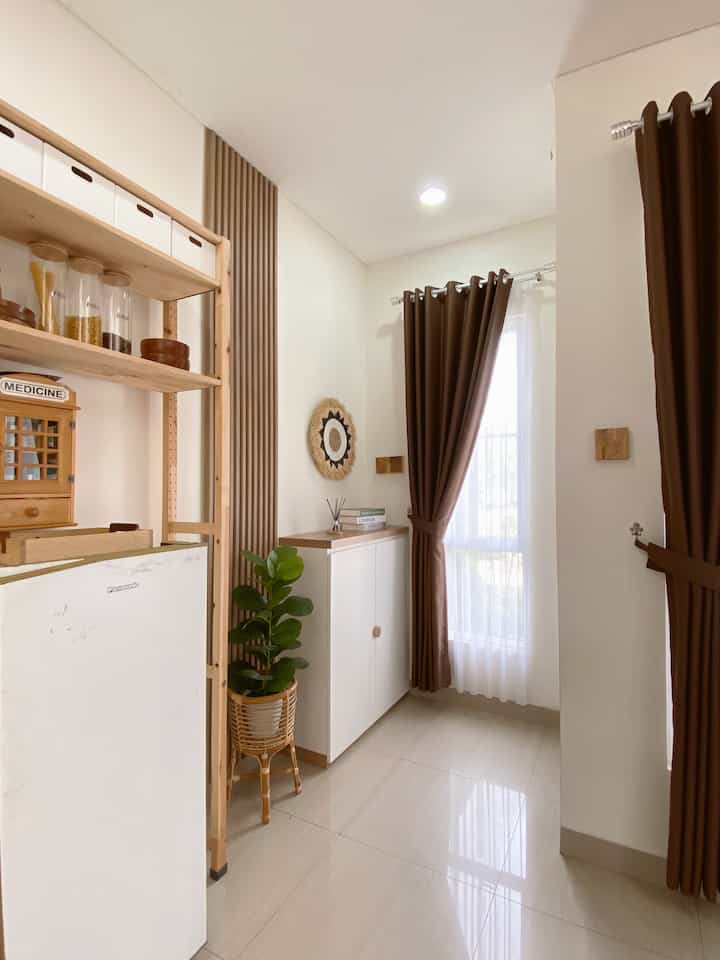 Rumah Mungil White and Wood

Sebenarnya tidak ada style tertentu yang kami jadikan acuan untuk mendekor rumah ini, pertimbangan utama dalam mendekor rumah ini adalah pemilihan warna netral. Karena rumah ini super mungil maka bagi kami pemilihan warna netral untuk interior adalah pilihan yang tepat agar rumah mungil ini tetap bisa terasa lapang. 

Warna netral yang kami pilih untuk tema rumah kami yaitu warna putih/white yang dipadukan dengan motif kayu/wood, menurut kami perpaduan warna ini dapat membuat ruangan terasa lebih clean, hangat, dan lapang. 
Tema warna white and wood ini diterapkan hampir di seluruh ruangan.

Untuk mencapai tema ini, kami juga memilih furniture dan perabotan lain dengan warna white and wood agar semuanya senada dengan tema rumah.

#whiteandwood #homedecorinspo #aesthetichomedecor