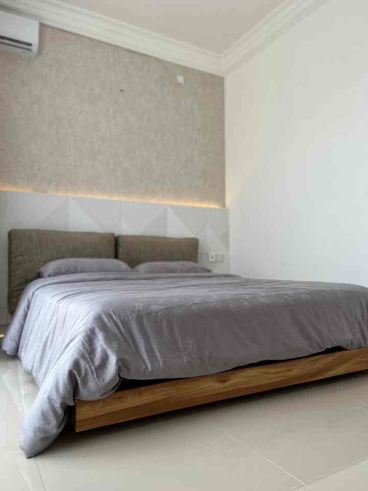 Sama dengan rumah pertama, rumah kedua ini kami isi pelan pelan dan tidak menggunakan jasa design interior. Jadi kami mendekor sendiri DIY. Sementara kamar utama ini masih seperti ini dan pelan-pelan berprogress. 
#rumahdeveloper #kamarutama #bedroom #semarang #modernminimalis #diybedroom 