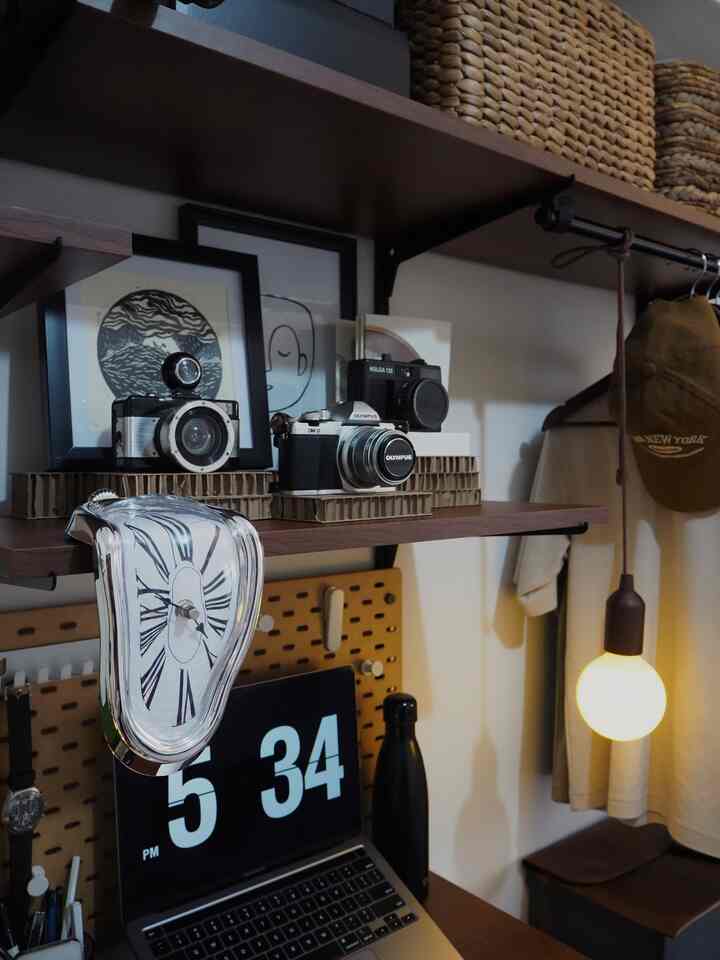 Shelf styling menggunakan leveling dari kardus bekas, selain gratis dekorasi bisa terpajang dengan maksimal ✨ 
#shelfstyling #ruangterbatas #dekorasirak #tinyapartment #roomdecor #selasarapt #homedecor 