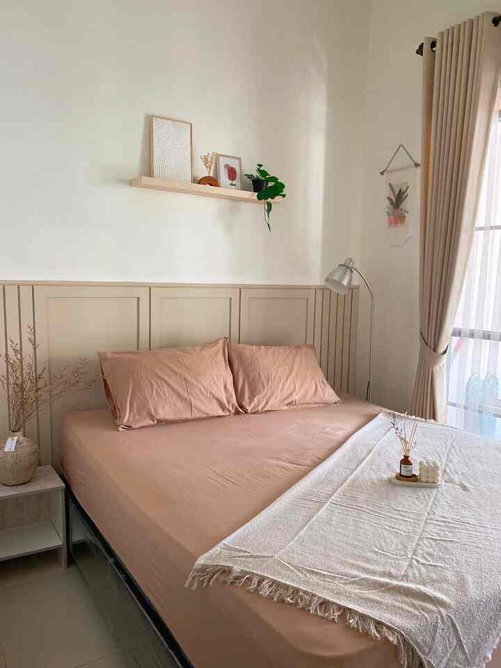 Hallo, akhirnya master bedroom menyapa!🤗
Bisa teman teman lihat di halaman roomtour, awalnya ruangan ini benar benar polos. Kemudian terbersit keinginan untuk mendekor sesuai budget. Cukup dengan mengaplikasikan wallbatten, dan menambah dekorasi berupa tanaman artificial, lampu lantai, vas bunga, dan sedikit wall art ternyata bisa mengubah suasana menjadi lebih hidup. Tidak lupa pemilihan warna yang masih satu tone dengan tema scandinavian.
#decorativeitems #roomstyling #roomdecor #scandinavian #masterbedroom #makeoverroom