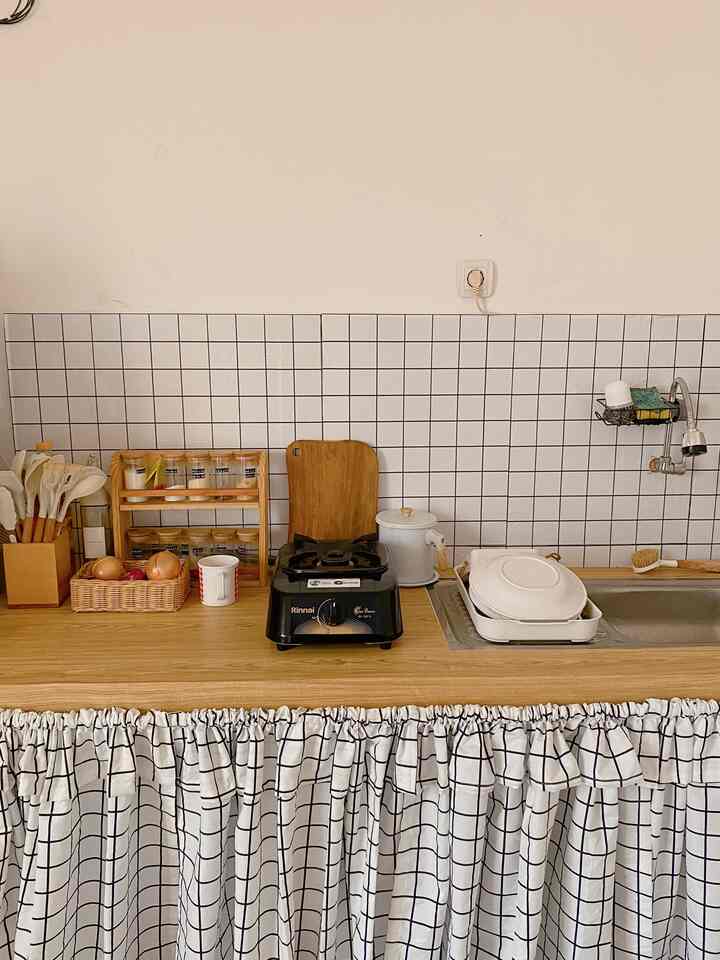 Selamat sore dari dapur ukuran 0,6x1,75 m 🌸🫶🏻🪴✨

#decorlowbudget #dekorasidapur #kitchendecoration #aparthouse #jakarta #21m2 #koreanstyle #japandi #dapurmungil #minimalist 