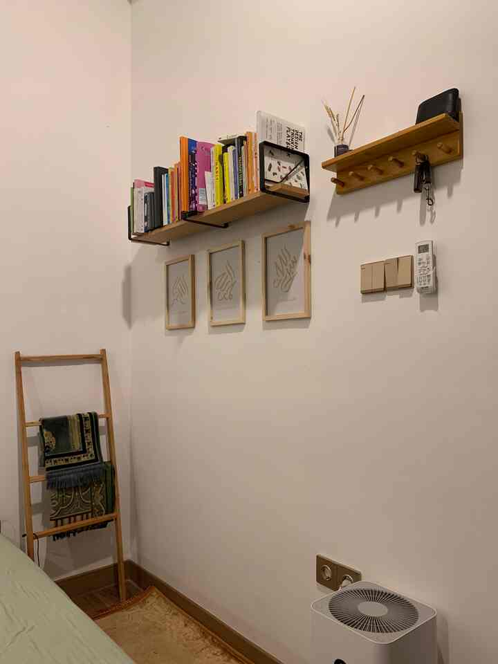 Mini mushola in our master bedroom. Benar benar mini ya 🙂


#sudut #kamartidur #rakdinding #buku #ambalan