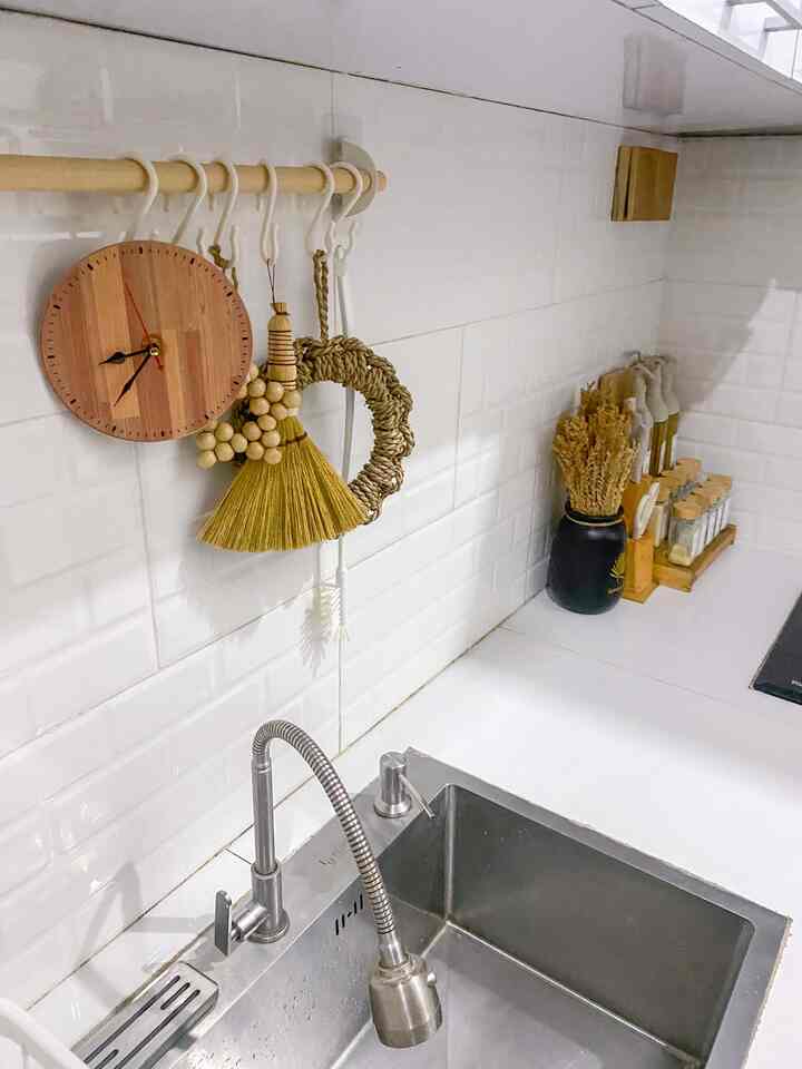 Spot favorite ibu2, tempat dibuatnya masakan dengan rasa cinta di dalam nya, tak lupa ditambahkan peralatan dan dekorasi yang cantik akan membuat ibu2 makin betah di dapur
#dapurcantik #dapursempit #dapurkecil #dapurputih 