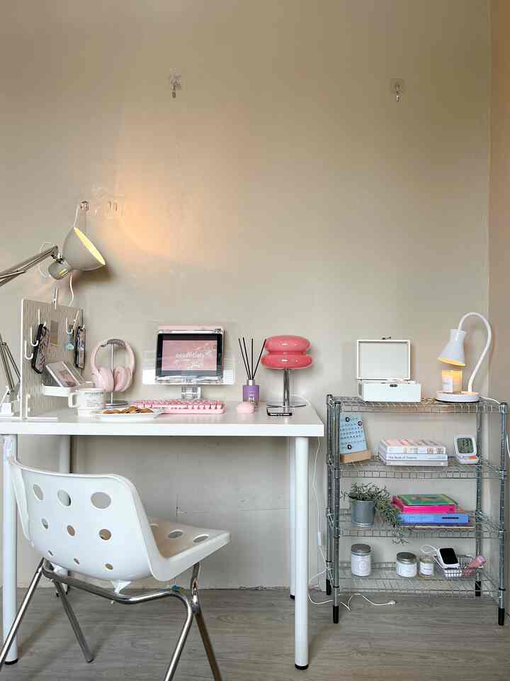 papan merah muda 🌸💗🌷

#mejakerja #homeoffice #cozycorner #cozyroom #roomdecor #roomstyling #mejabelajar