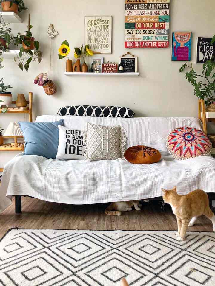 #bohoscandi #homedecorinspo #aesthetichomedecor

ruangan ini lahir saat pandemi. supaya kuliah dan kerja betah, bonus anabuls dan geng daun. irit listrik kalau siang, thanks to cahaya ilahi 😄❤️ soalnya bukaan kaca lumayan lebar 3x2.5m

stylenya, boho sih. kombinasi scandi karena suka putih tapi gak mau putih banget. luas ruangan 3,5x 6m, integrated sama ruang kerja. pake vinyl, biar gak peer ngepel lantai. 

yang sampai deket2 sini, mampir yaaa. kubuatin kopi