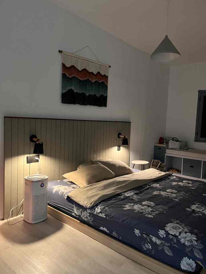 Untuk menciptakan kamar yang nyaman versi aku tuh ga perlu terlalu banyak menyimpan perabotan. Cukup yang dibutuhkan saja. Misal dipan minimalis, wall baten untuk mempercantik kamar, hiasan dinding dan lampu gantung. Untuk lantai, bisa gunakan SPC Flooring. Agar suasana kamar lebih “hangat”. Kalo versi kamu, gmn?
Cari yang sederhana aja tapi tetap bikin kamar nyaman. 

#kamar #kamartidur #homestagram #inspirasikamartidur #rumahantik #kamartiduryangnyaman #kamartidurminimalis #cozybedroom #dekorasikamartidur 