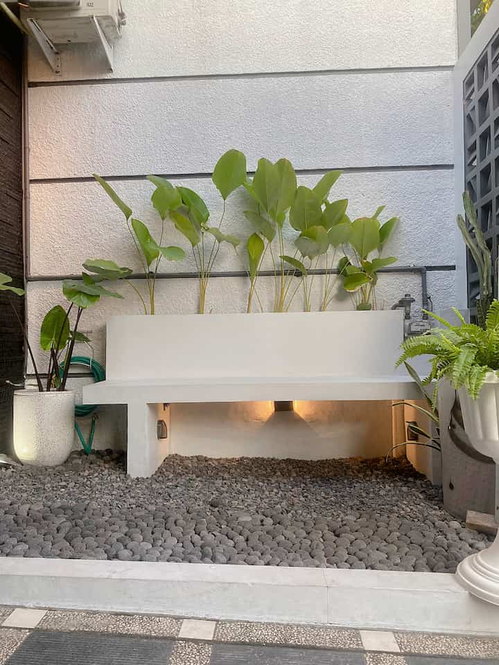 Taman yang berubah fungsinya dari taman basah menjadi taman kering. Karena awal membangun rumah ini kami ingin tema minimalis tropis jadi sepakat untuk dibuat taman basah dengan tambahan tanaman kamboja kuning ala ala villa di Bali. Tapi dengan berjalannya waktu rumput mini sering mati, dinding dan lantai berjamur dan daunnya sering rontok, maka kami sepakat utk membuat taman kering yang terinspirasi dari video teman teman yang juga membuat taman kering. Jadi, buat yang ingin rumah masih ada suasana hijau tapi minim perawatan bisa gunakan juga taman kering seperti ini dengan menggunakan tanaman yang mudah perawatannya dan ga bikin rontok

#rumahtanpaarsitek #selfinterior #selfrenovation #selfmakeover #DIY #bangunrumah #renovasirumah