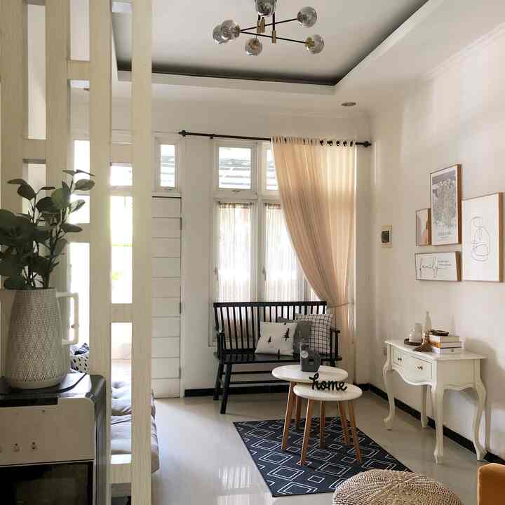 #ruangtamu #ruangtamucantik #dekorasiruangtamu
#hauz191 #91m2 #rumahdualantai
#mejakonsol #mejaruangtamu #mejasusun
#kursipanjang #lampugantung #jamgantung