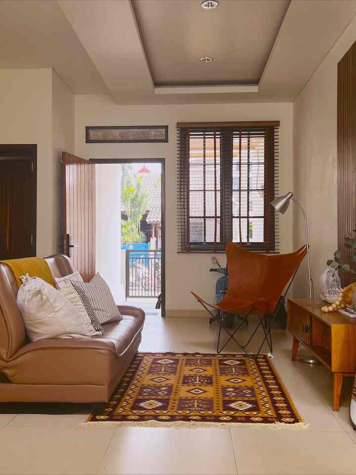 Ruang tamu sekaligus ruang keluarga di ComingHomey, tempat favorite kita sekeluarga berkumpul. Kami menggunakan konsep LDK (living, dining, kitchen) yang open plan, sehingga ruangan terasa lebih luas dan saling terhubung satu sama lain🥰

#RuangTamuAesthetic
#RuangTamuCantik
#MakeOverRuangTamu
#midcenturymodern
#depok
#livingwithkids