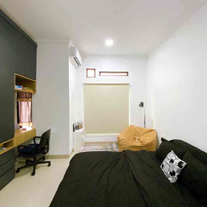 Ruangan ini adalah tempat yang sangat nyaman untuk meletakkan dan menyimpan barang-barang pribadi kita. Selain itu, kombinasi warna yang kita pilih memberikan kehangatan dan kenyamanan bagi kita.

#myhomejourney #ceritarumahku #myfavoriteroom #minimalism #rumahcluster #rumahmungil #inspirasikamarsederhana #beanbag #wardrobe