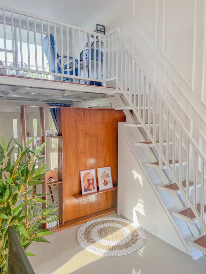 Pembatas ruang tamu dan ruang keluarga.

Awalnya ruangan ini terbuka, sehingga kurang ada privacy jika ada tamu. 
Akhirnya kami memilih memberi sekat/partisi di antara ruang tamu dengan ruang keluarga.

Saat kami berpikir memberi sekat/partisi, kami menginginkan spesifikasi : 
- ukuran yang sesuai dengan ruangan (supaya tetap terkesan rapi)
- warna yang sesuai dengan tone warna di rumah (supaya masuk konsep rumah)
- fleksibel (sekat ini diberi engsel seperti pintu sehingga bisa dibuka saat ada acara)
- bahan yang bagus dan awet

Akhirnya kami mendapatkan vendor dengan harga yang masuk budget, dan kualitas yang oke sesuai dengan semua permintaan kita.

#customfurniture #personalizedfurniture #uniquefurniture #partisikayu #japandi #minimalist #rumahmungil 

