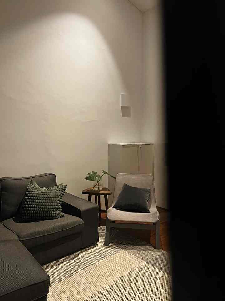 Area ruang tamu kami di malam hari. Area ruang tamu kami memiliki 2 jenis lampu. Kami menggunakan philips dowlight white dan warm white. Saat malam, kami lebih sering menggunakan downlight warm white. 

Kami menggunakan area ruang tamu ini sebagai tempat berkumpul ataupun nonton tv. Saat malam, lampu downlight warm white membuat mata kami lebih nyaman saat menonton tv di malam hari. 

Saat memilih lampu di setiap area rumah, pastikan dengan jelas denah furniture sesuai dengan denah titik lampu. Hal ini sangat membantu proses pengerjaan dan pemasangan lampu jauh lebih cepat dan rapi karena sudah terukur. 

#nightvibe #lightingideas #lightingonspiration #livingroom #homedecorinspo #ruangtamu 