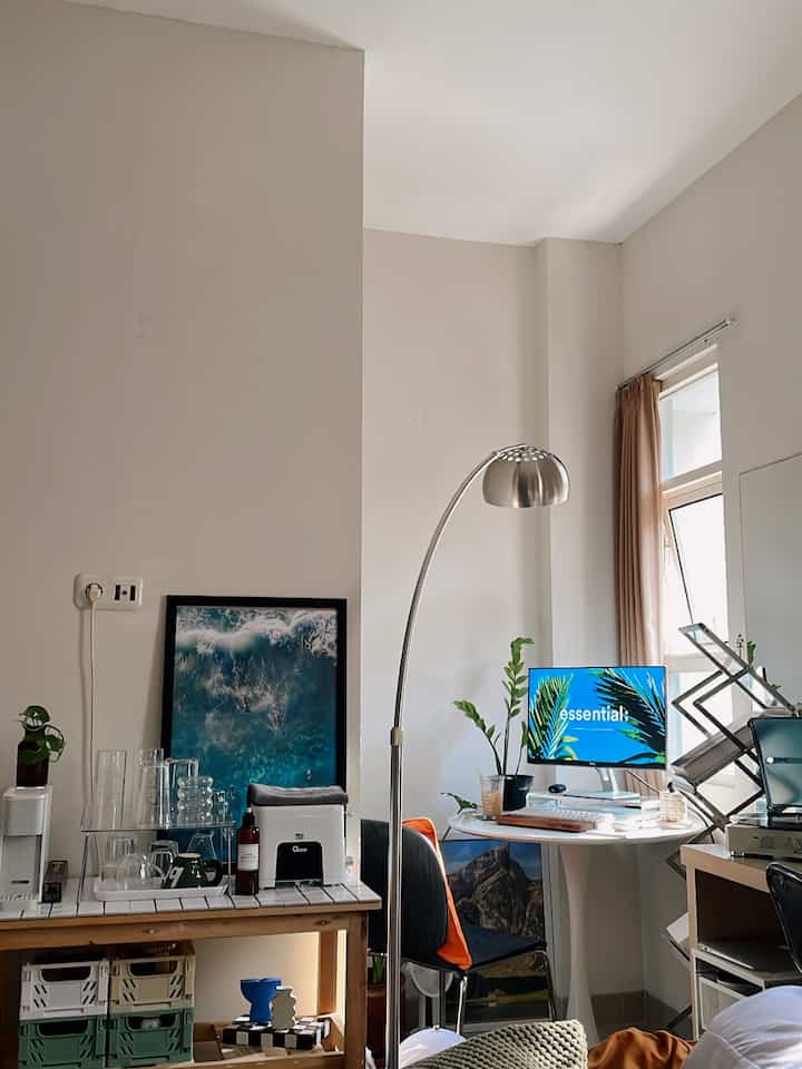 Memutar daftar putar dari penting; membuatku merasa energik untuk memenuhi hari Mingguku 🎵✨

#musik #desktopsetup #midcenturymodern #dekstopideas #ruangkerja