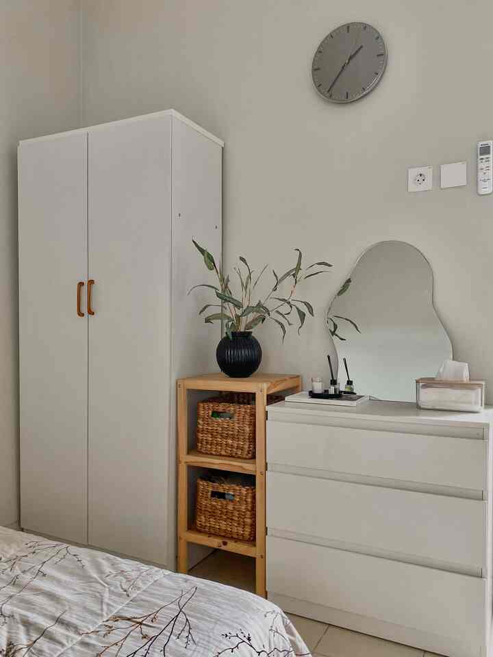 Wardrobe segaris. Tempat kami taro baju-baju dan keperluan skincare. Simple dan minimalis, yg penting semua barang ada rumahnya. 

#minimalis #wardrobeinspo #tinyhome #wardrobeessentials #organizedhome